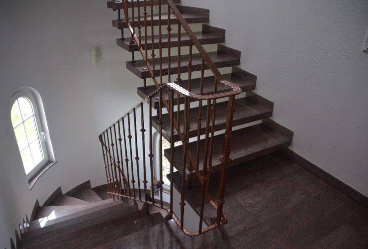 Gelbert Natursteine - Freitragende Treppe